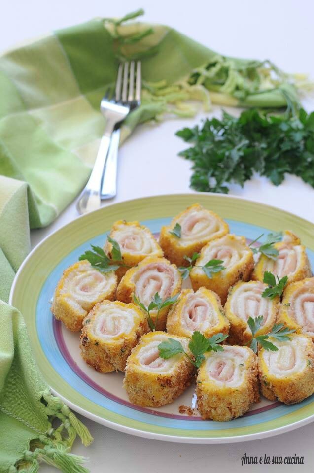 Gebackene Sandwich-Röllchen mit aromatisierter Panade