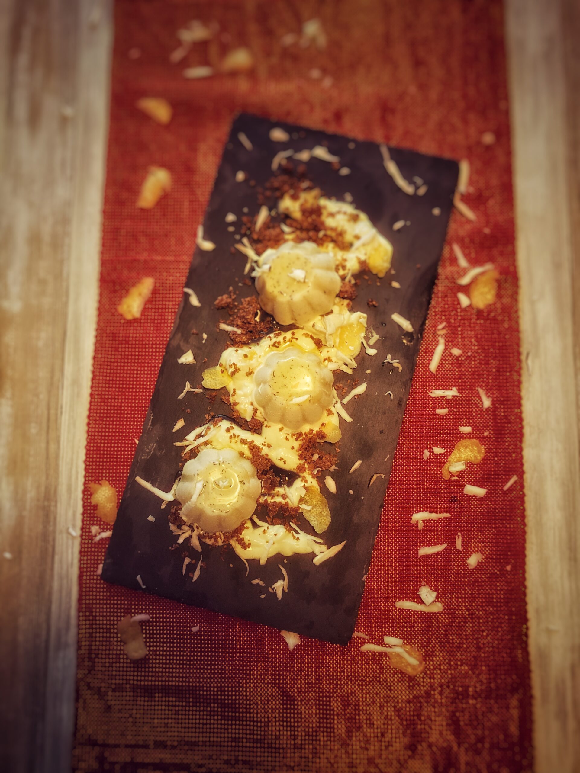 Büffel- und Kokos-Semifreddo, Zedrat-Gel, Mandel-Crumble, Joghurtcreme und weiße Schokolade