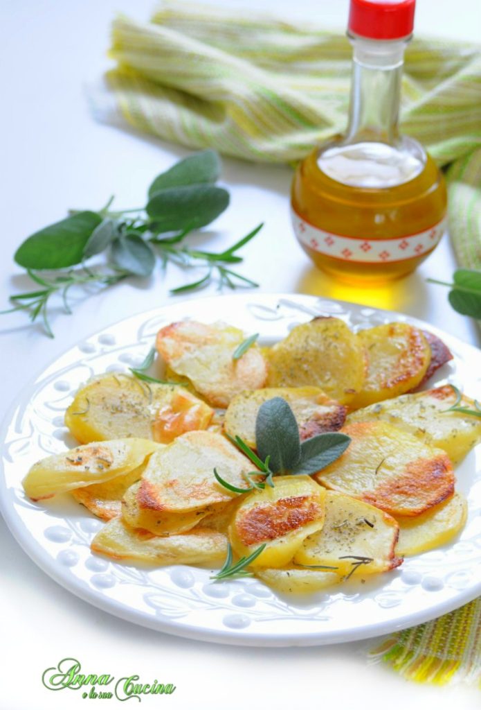 Knusprig gebratene Kartoffelscheiben im Ofen