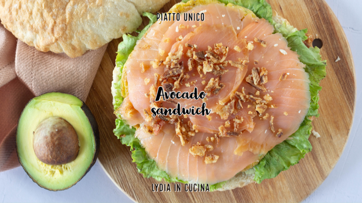 Avocado-Sandwich mit Eiern und Lachs