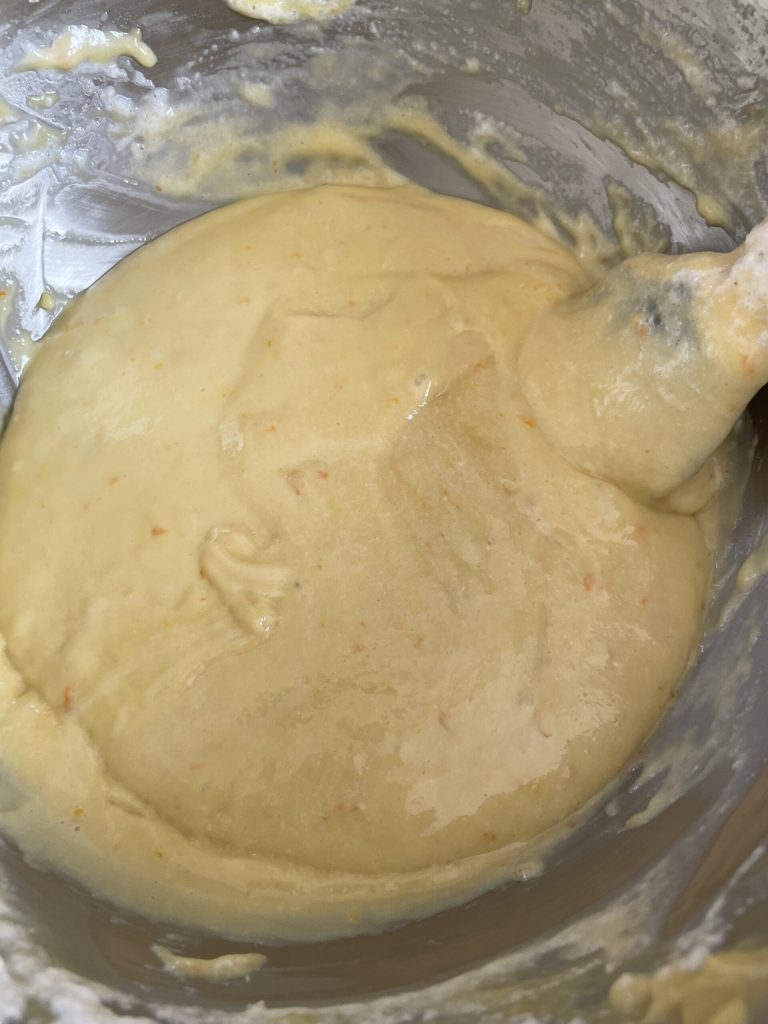 Eischnee in den Berlingozzo-Teig einarbeiten