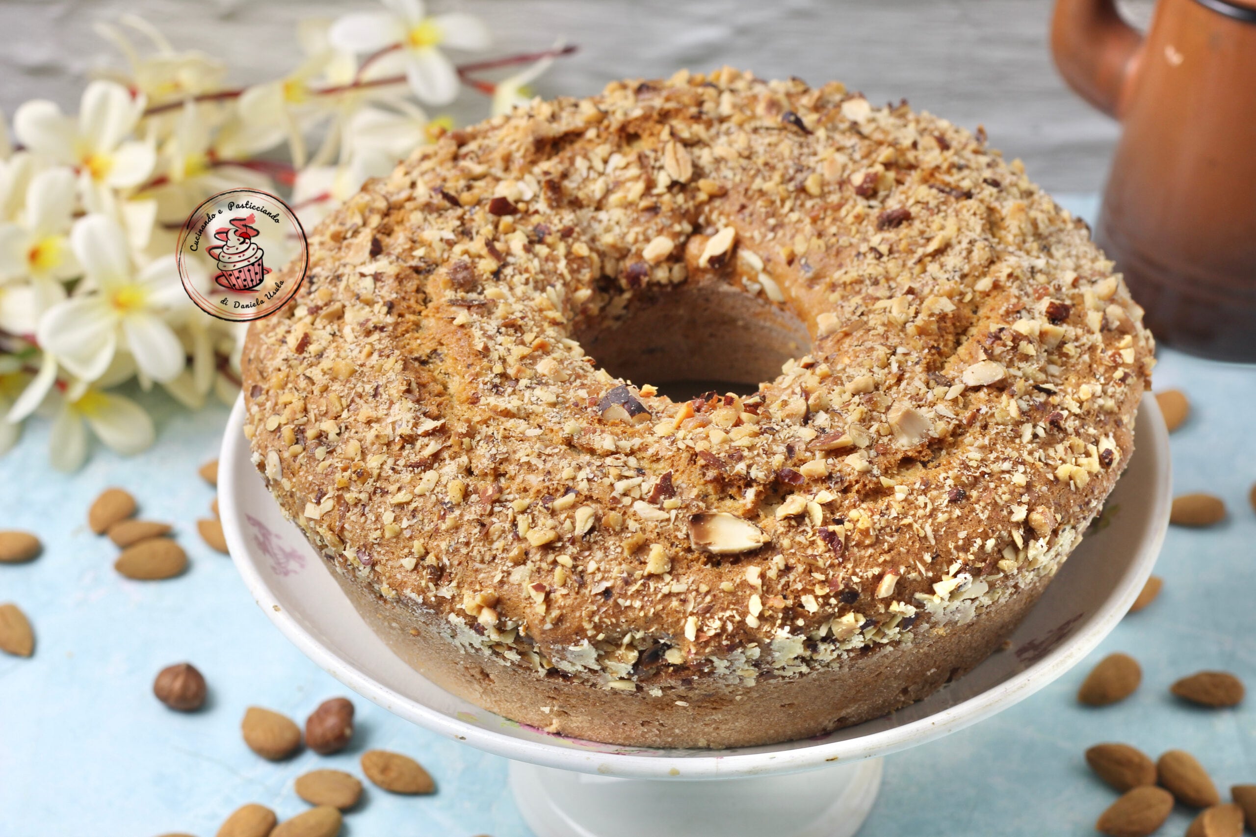 Weicher Kranzkuchen mit Trockenfrüchten und Schokolade