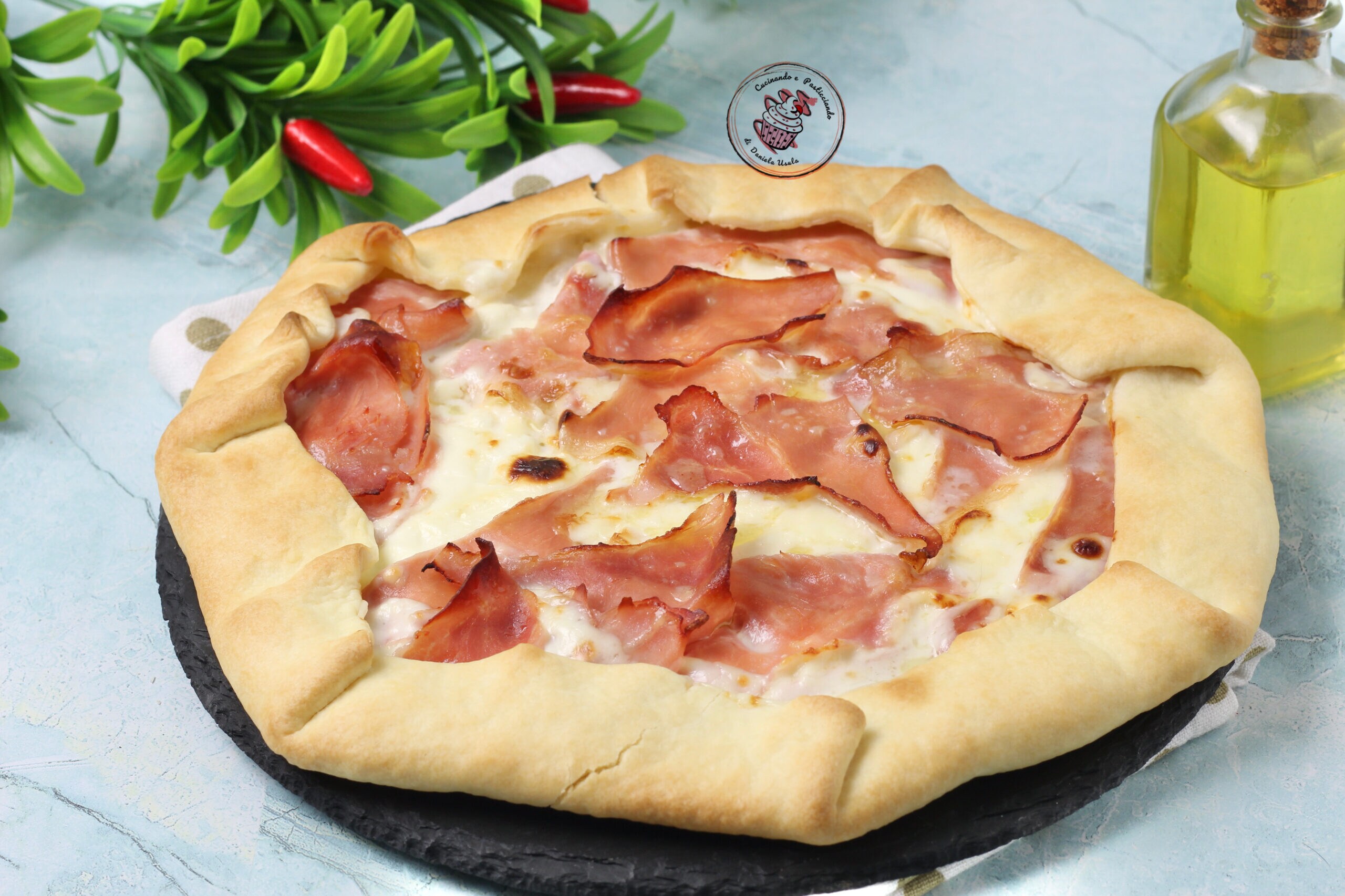 Herzhafter Kuchen mit Schinken und Crescenza