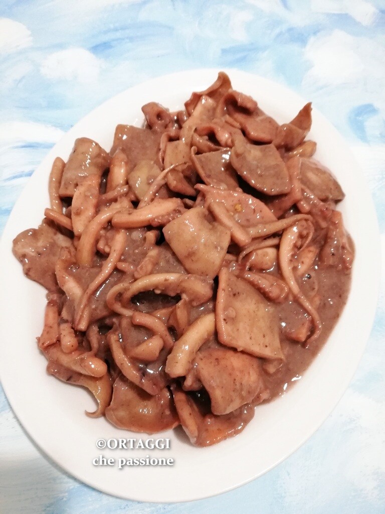 Tintenfische in der Pfanne, weiß und leicht mit Zitrone - schnelles Kochen