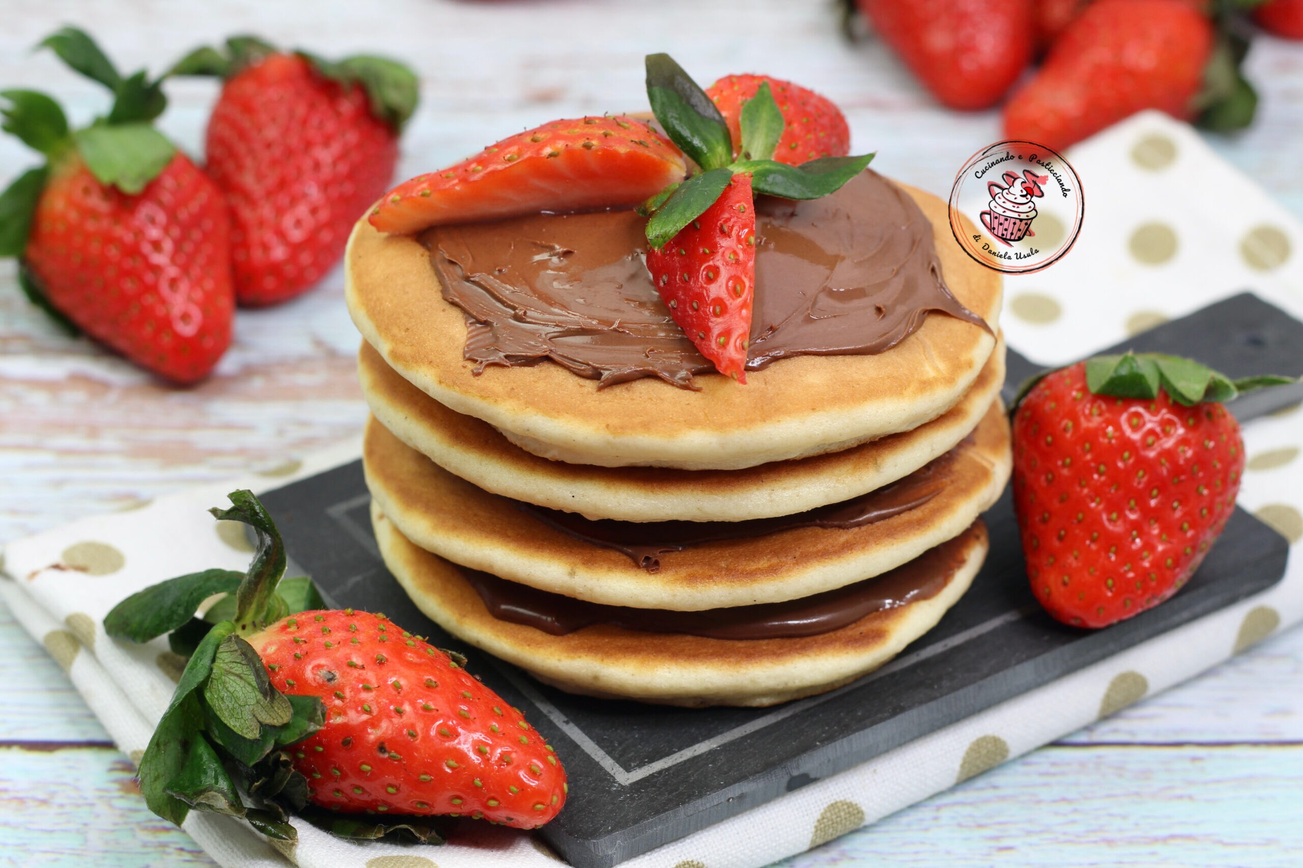 Pfannkuchen, unfehlbares Rezept mit Haselnusscreme und Erdbeeren