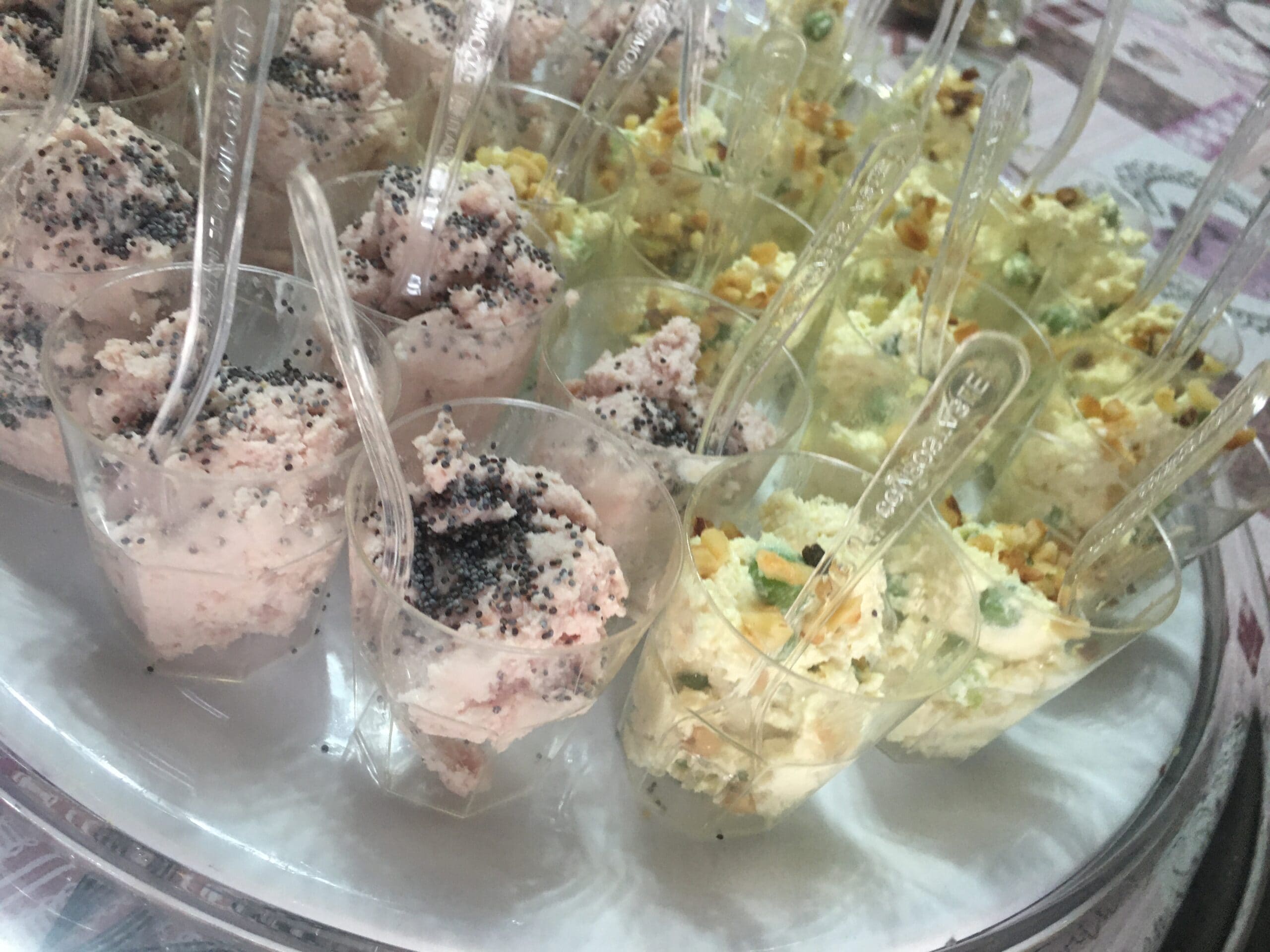 Gläschen mit Huhn und Erbsen