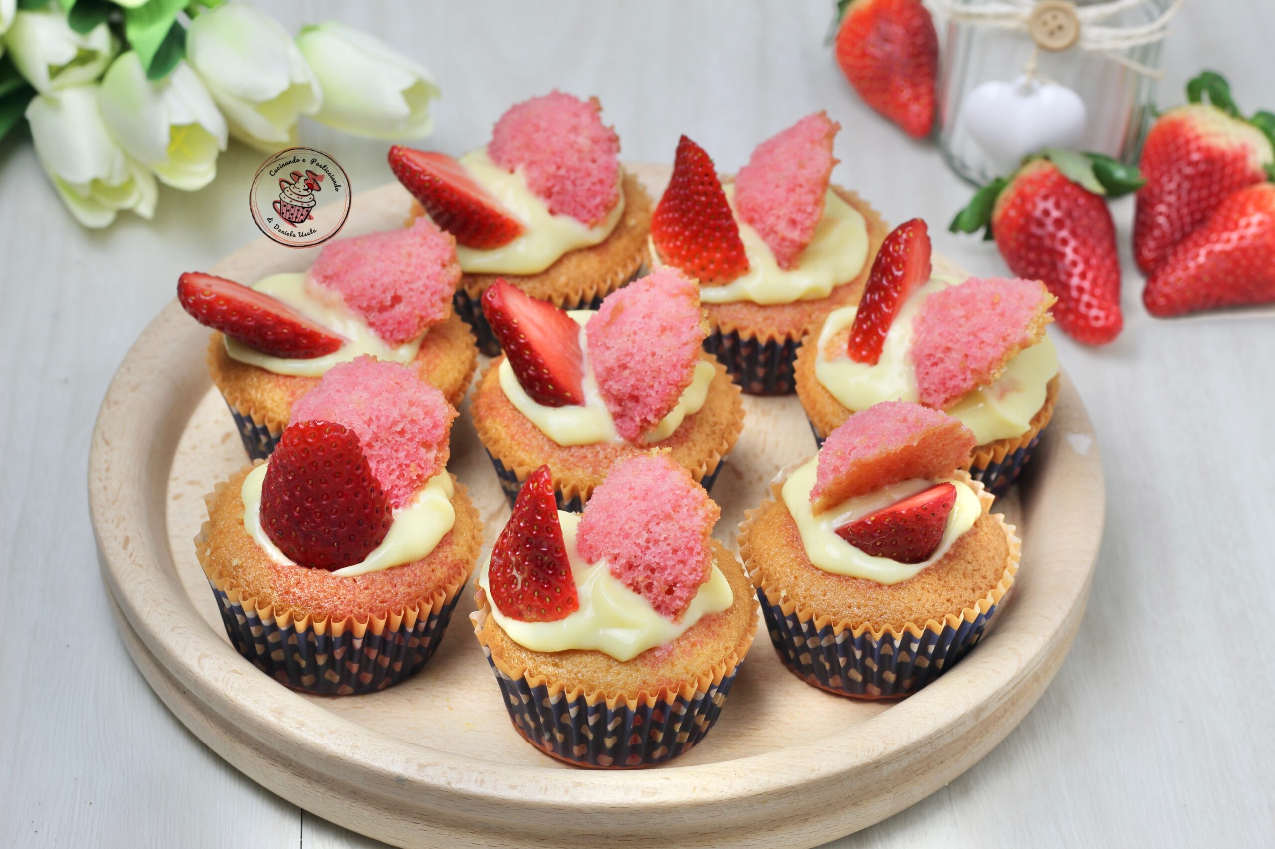 Kardinäle mit Erdbeeren