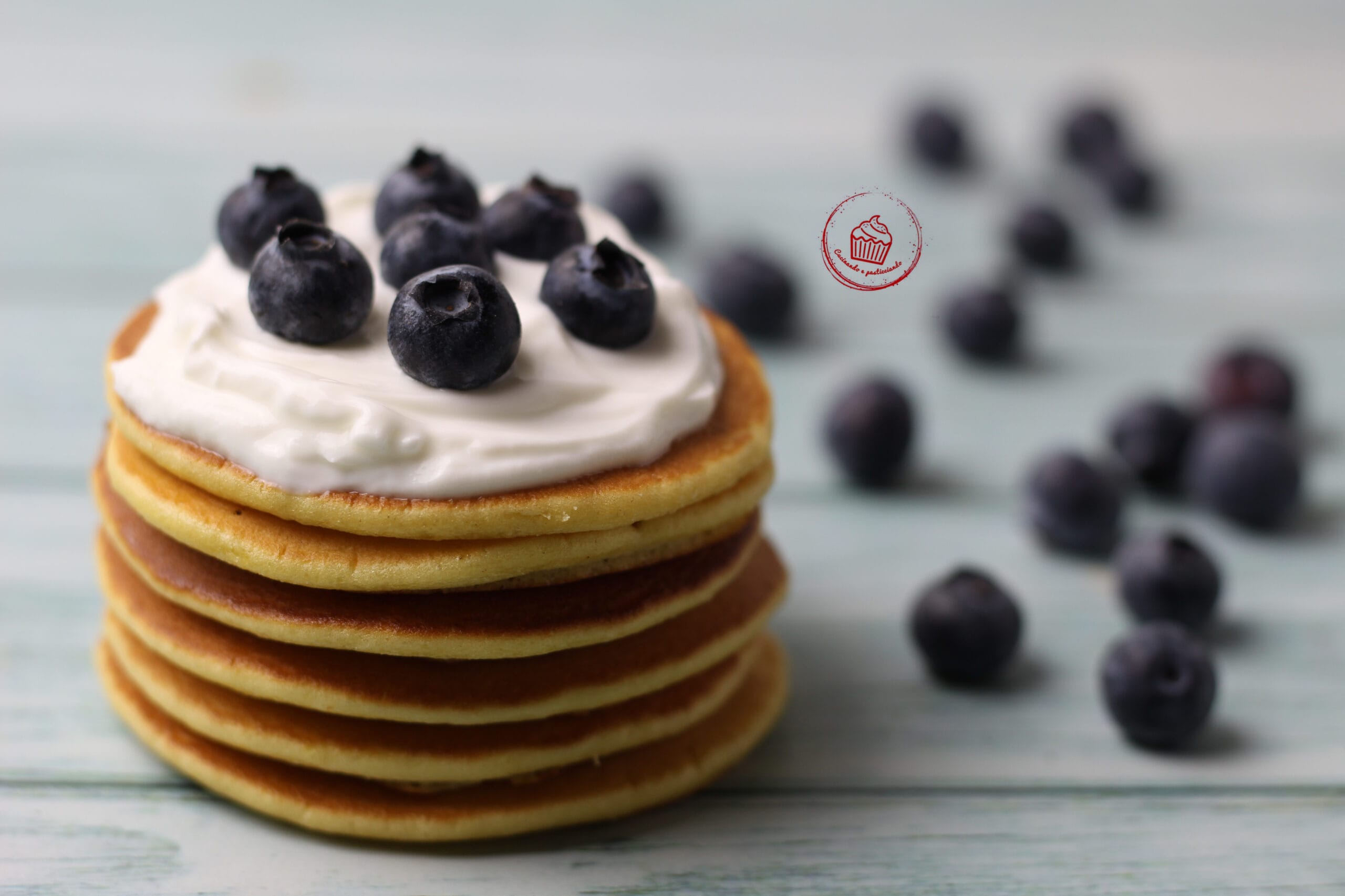 Pfannkuchen mit Joghurt und Blaubeeren