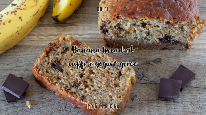 Bananenbrot mit Kaffee und griechischem Joghurt