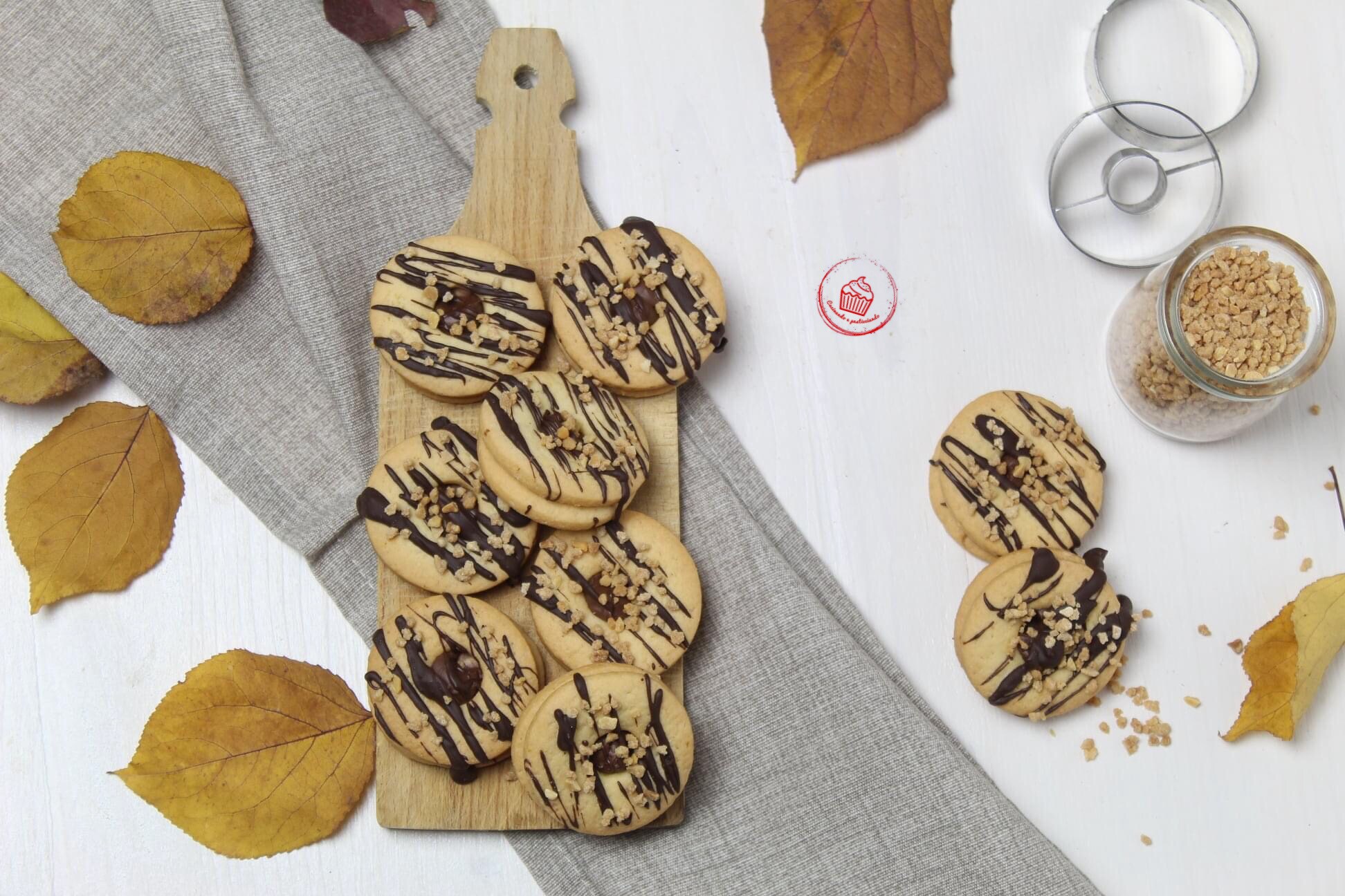 Kekse mit Schokolade und Mandelkrokant