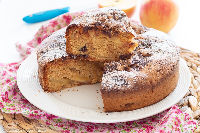 APFELKUCHEN MIT AMARETTI UND SCHOKOLADE