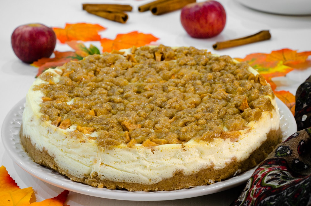 Apfel-Cheesecake, ein köstliches Herbst-Dessert mit dem Duft von Apfelkuchen!