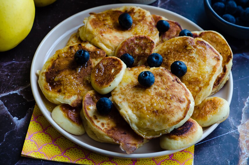 Apfelpfannkuchen mit griechischem Joghurt, ohne Zucker, fluffig und lecker!