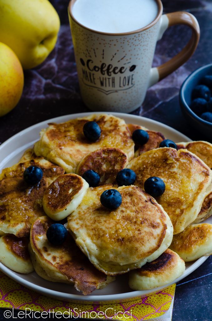 Apfelpfannkuchen mit griechischem Joghurt