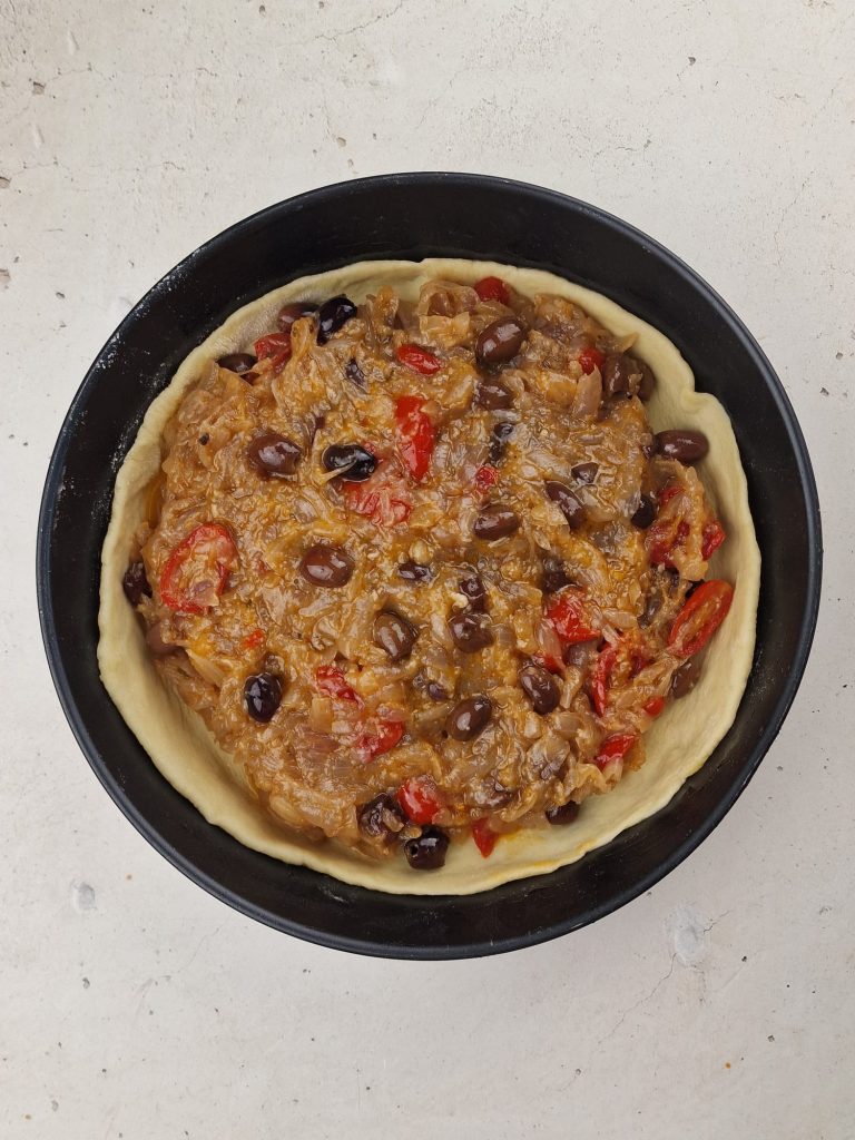 Apulischer Calzone mit Zwiebeln und Oliven