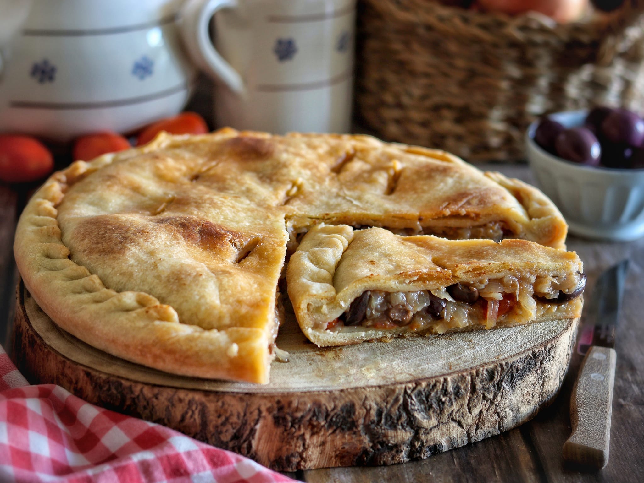 Apulischer Calzone mit Zwiebeln und Oliven