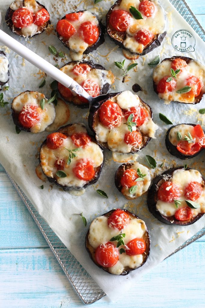Auberginenscheiben in der Heißluftfritteuse mit Kirschtomaten und Mozzarella zubereitet