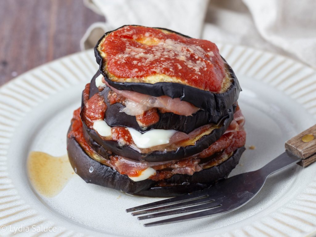 Auberginenauflauf mit Schinken und Käse aus dem Ofen