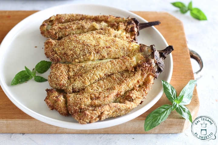 ganze Auberginen, die fächerartig geschnitten, paniert und in der Heißluftfritteuse frittiert wurden