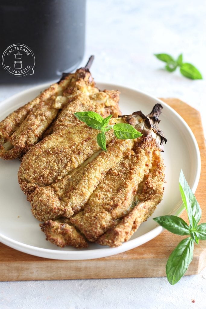 ganze Auberginen, die fächerartig geschnitten, paniert und in der Heißluftfritteuse frittiert wurden