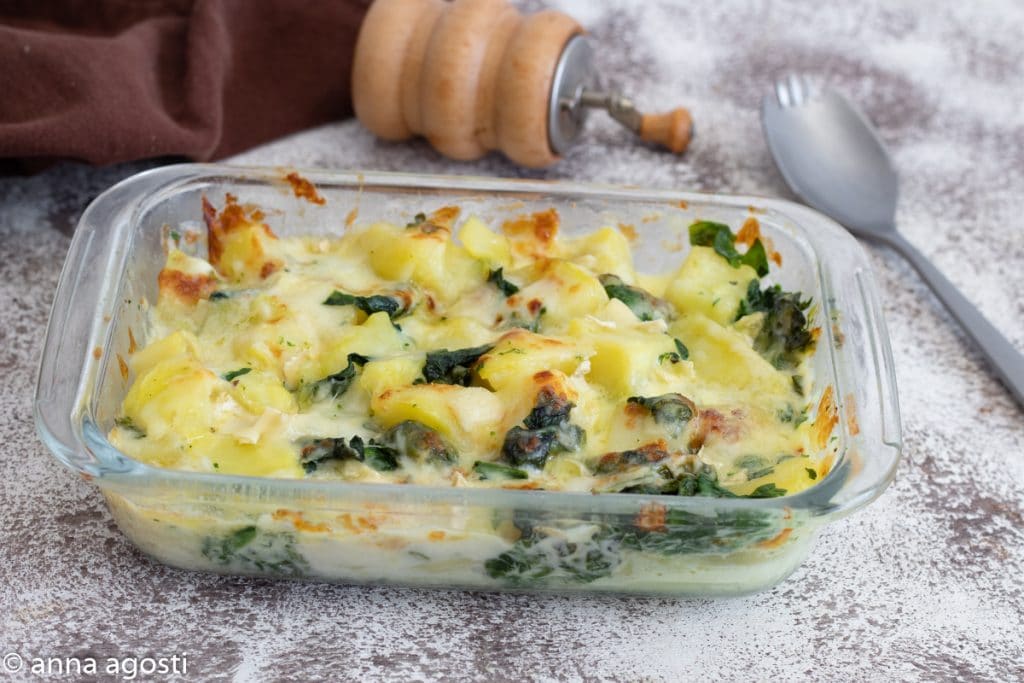 Auflaufform mit Kartoffeln und Käse aus dem Ofen
