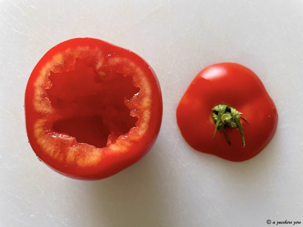 Ausgehöhlte Tomate und Deckel