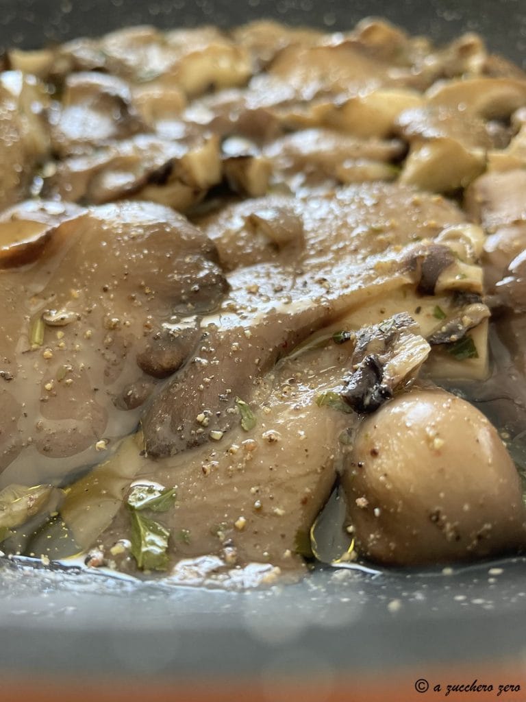 Austernpilze mit Zitrone in der Pfanne