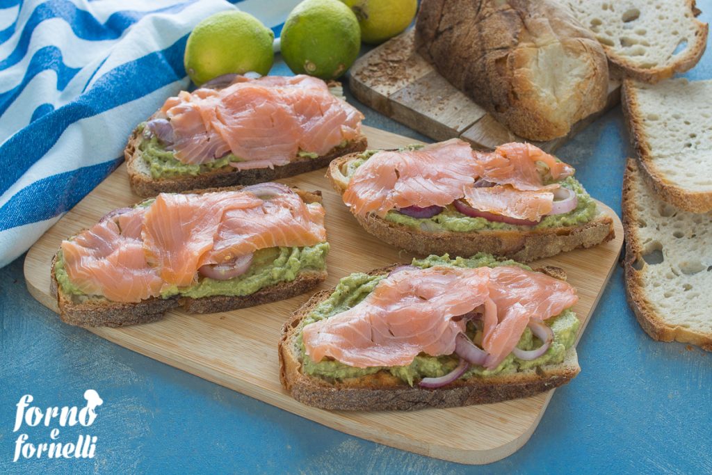 Avocado-Toast mit Lachs