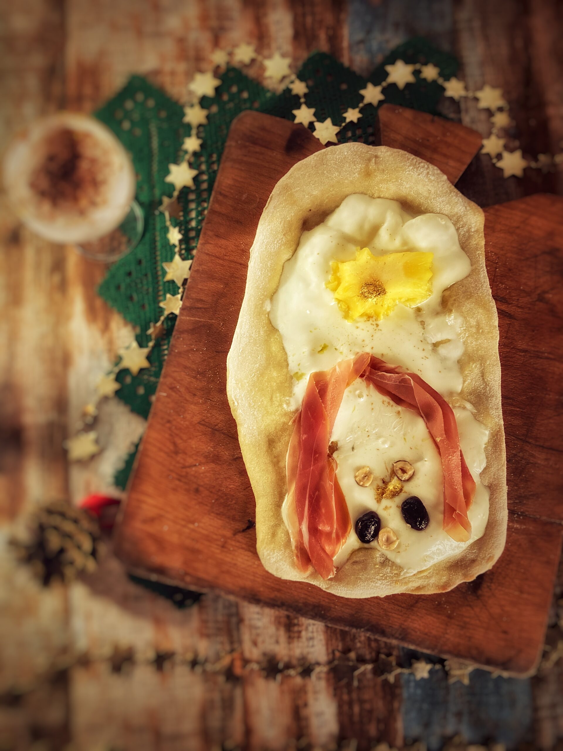 Weihnachtliche Pinsa mit Ananas