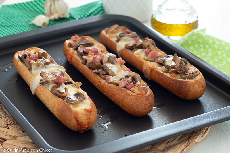 BAGUETTE MIT PILZEN UND KÄSE Leckerer Aperitif