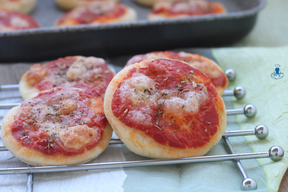 Kleine Pizzen vom Café, ein Hefe-Rezept mit und ohne den Thermomix