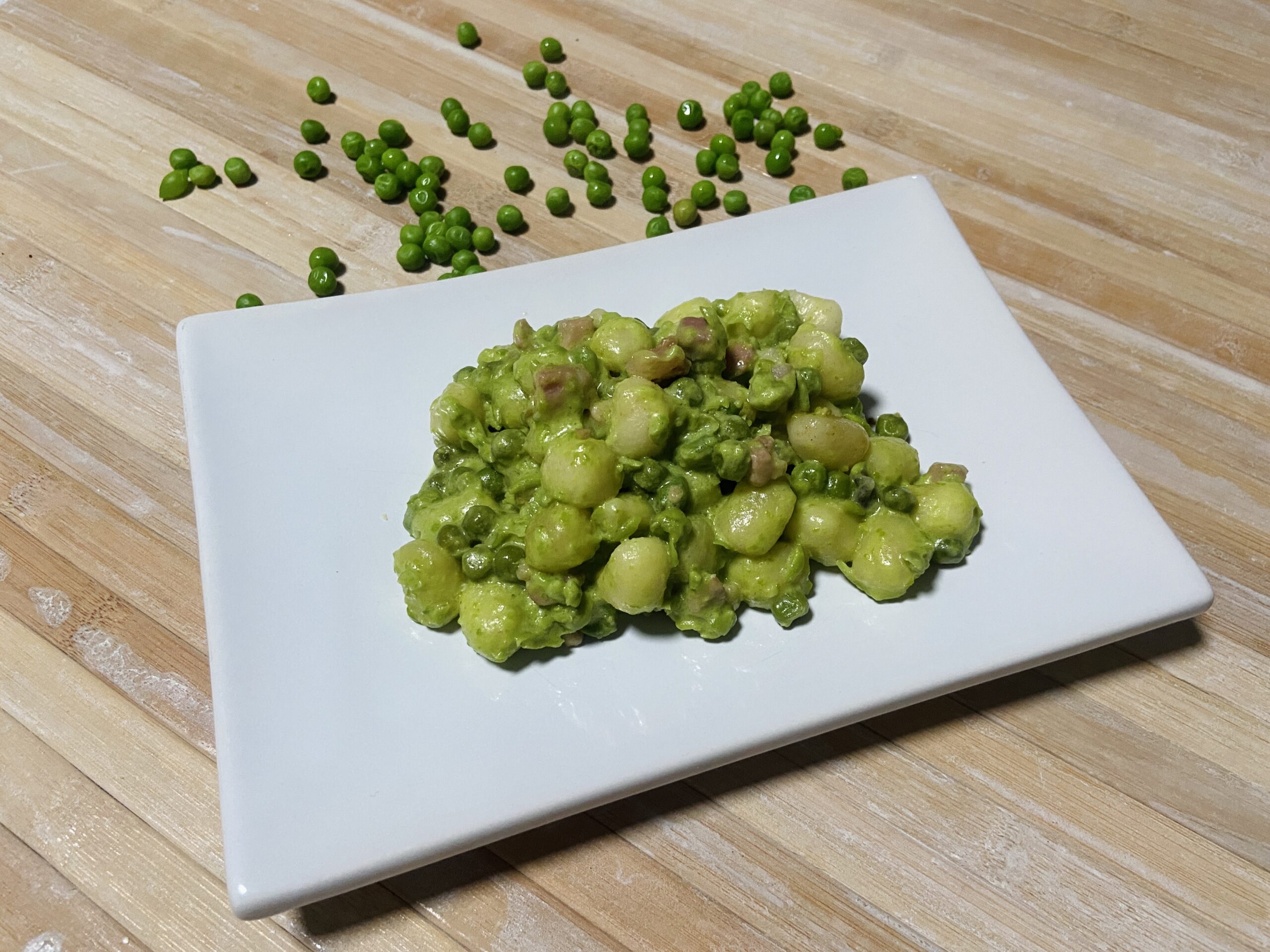 Gnocchi mit Erbsencreme und Speck