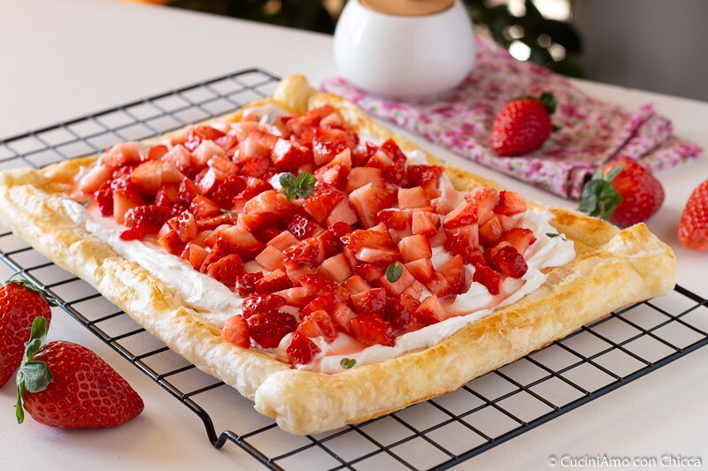 BLÄTTERTEIG MIT ERDBEEREN SAHNE RICOTTA perfekt einfach und schnell