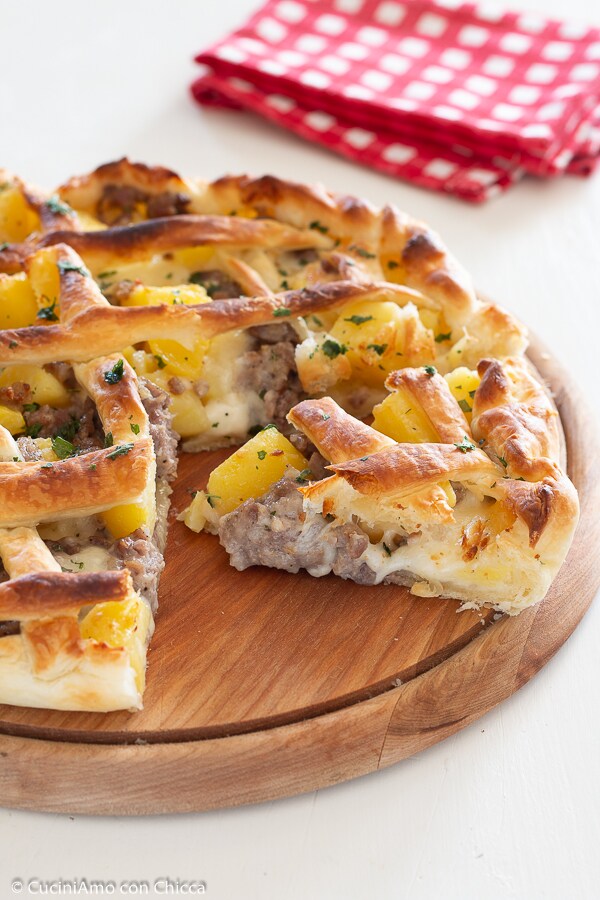 BLÄTTERTEIG-TORTE MIT WÜRSTCHEN UND KARTOFFELN