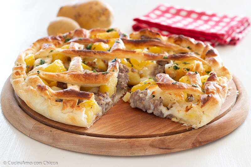 BLÄTTERTEIG-TORTE MIT WÜRSTCHEN UND KARTOFFELN