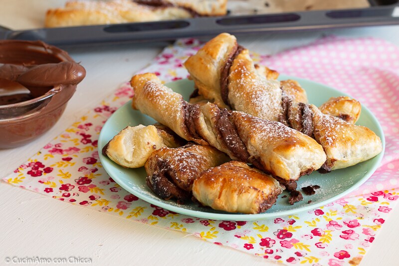 BLÄTTERTEIGSCHLEIFEN MIT NUTELLA