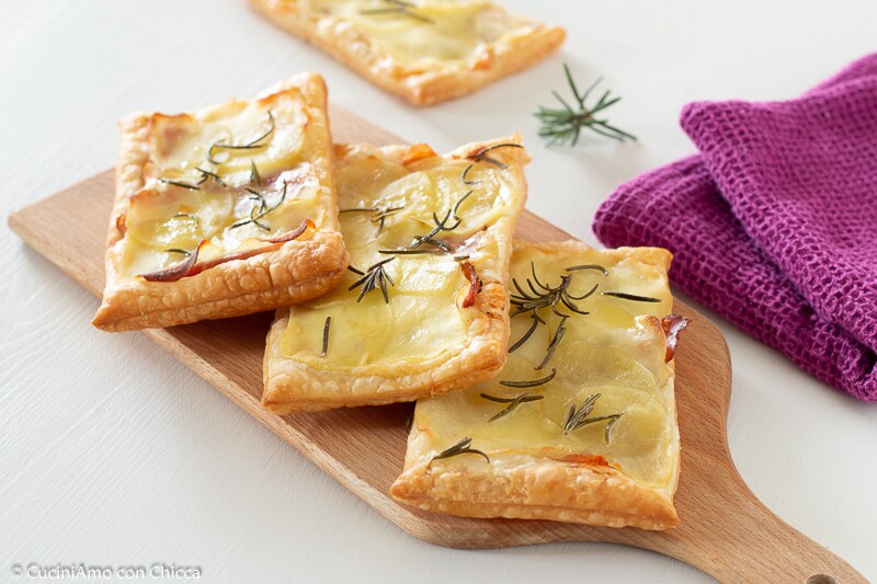 BLÄTTERTEIGTASCHEN MIT KARTOFFELN UND SPECK