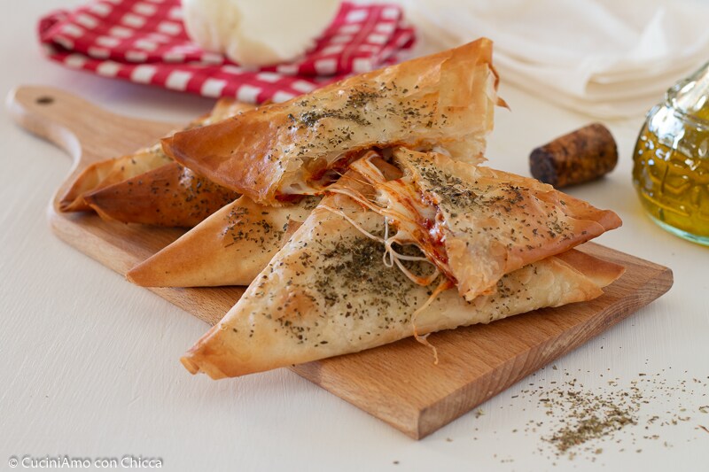 BLÄTTERTEIGTASCHEN MIT TOMATE UND MOZZARELLA – Sie werden sofort verschwinden
