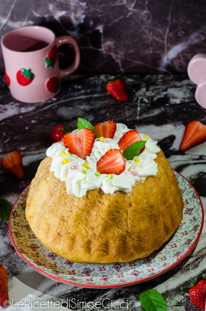 Baba-Kuchen mit Erdbeeren