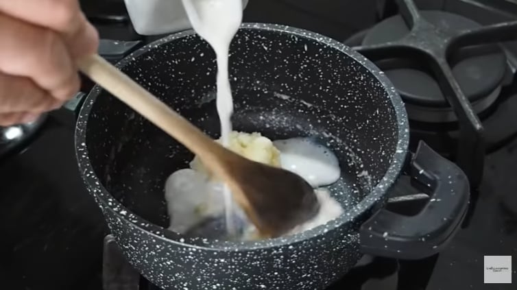 Milch zum Roux hinzufügen