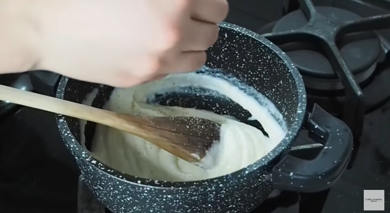 Muskat zur Béchamelsauce hinzufügen