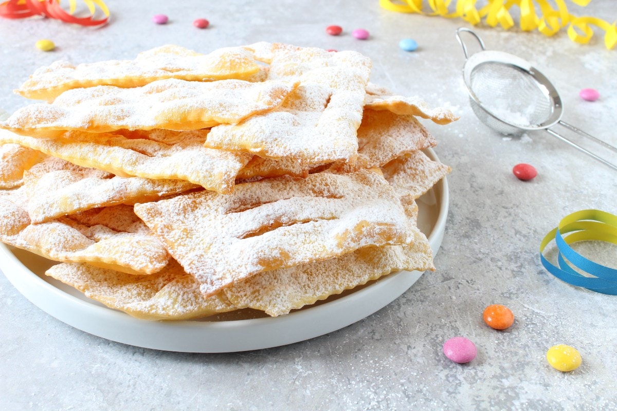 SCHMALZGEBAECK (oder CHIACCHIERE)