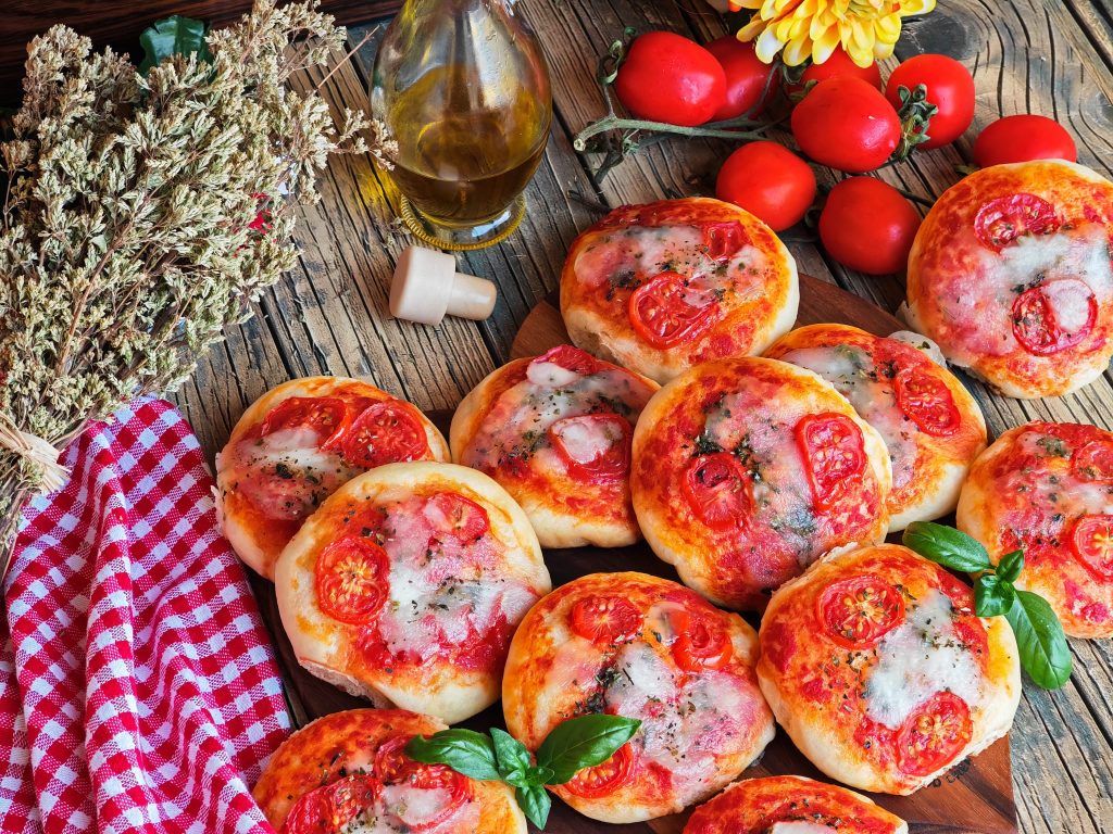 Pizzette mit Kirschtomaten und Mozzarella