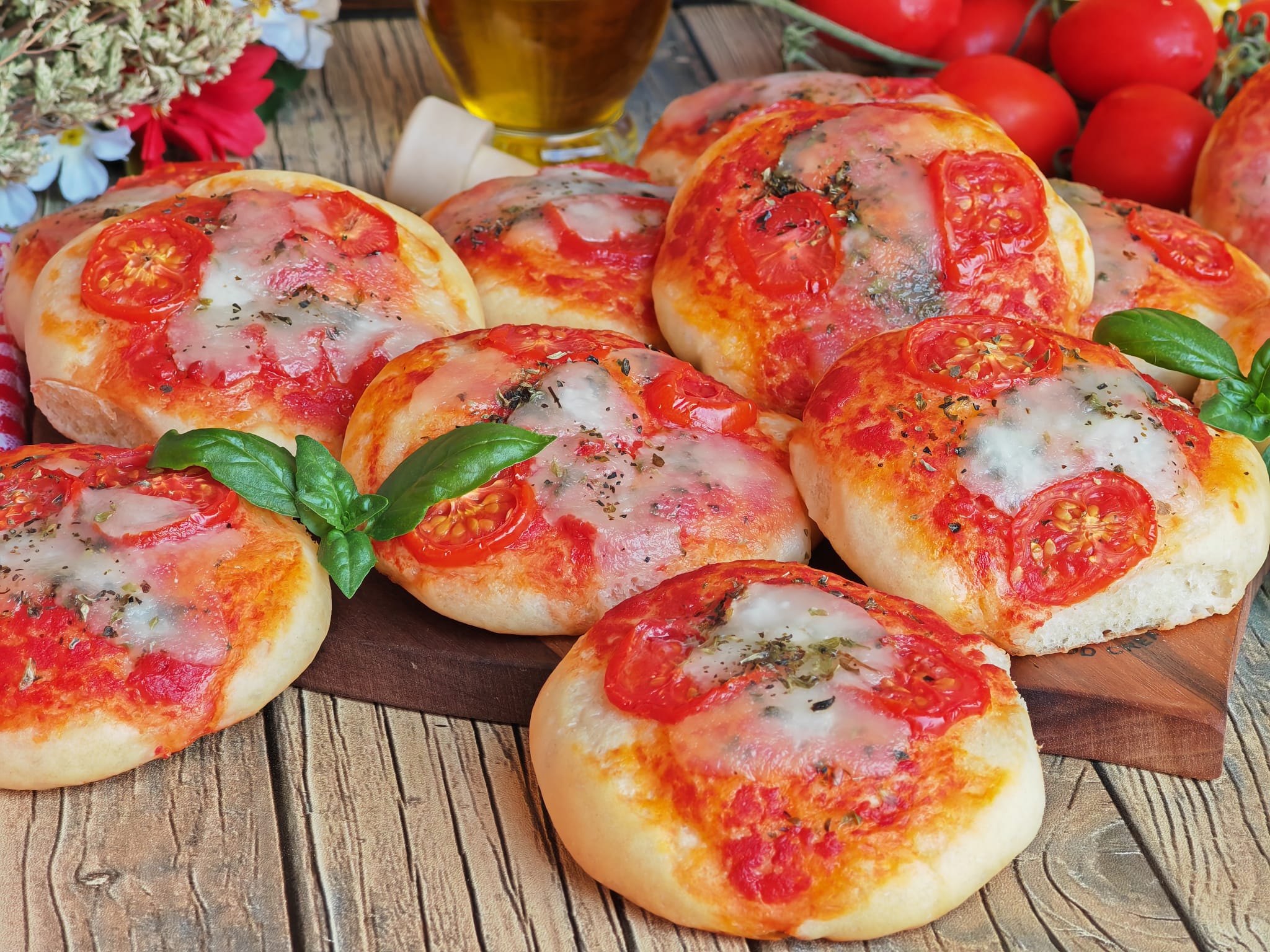 Pizzette mit Kirschtomaten und Mozzarella