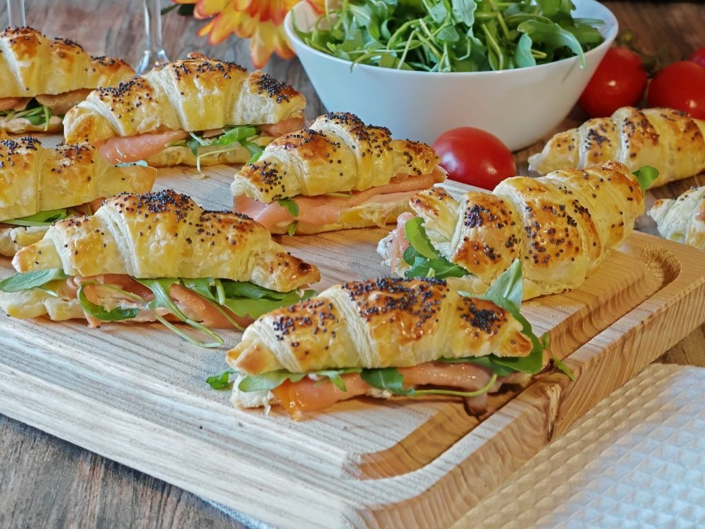 Herzhafte Blätterteig-Croissants mit Lachs
