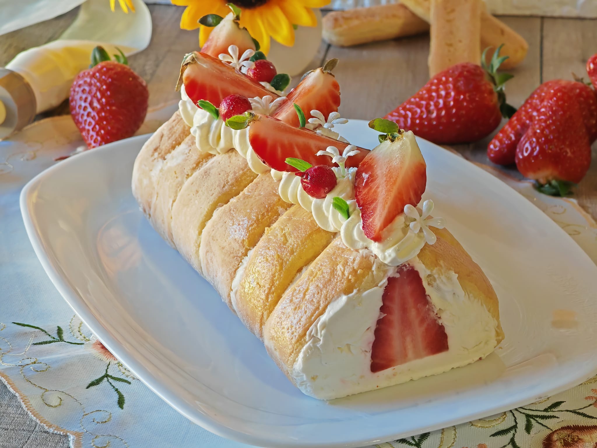 Rolle mit Löffelbiskuits und Erdbeeren