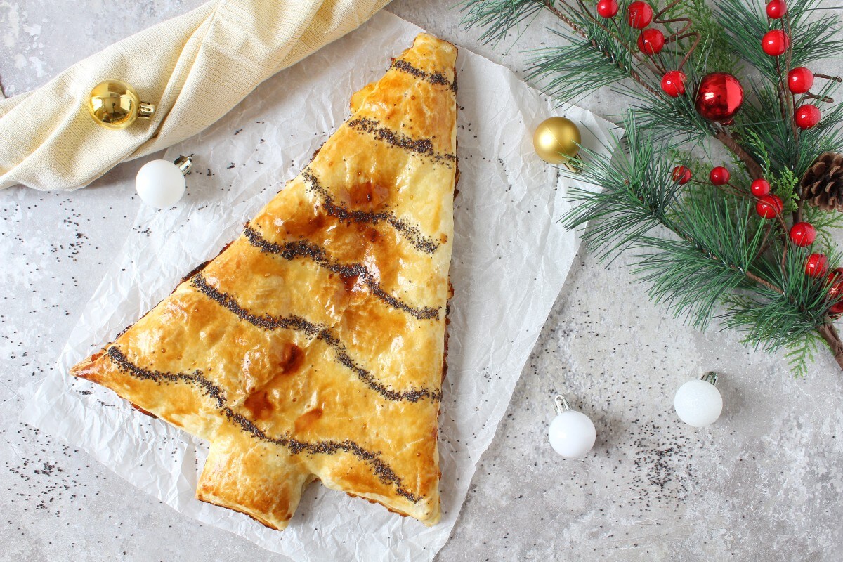 BLÄTTERTEIGBAUM mit Speck, Äpfeln und Asiago