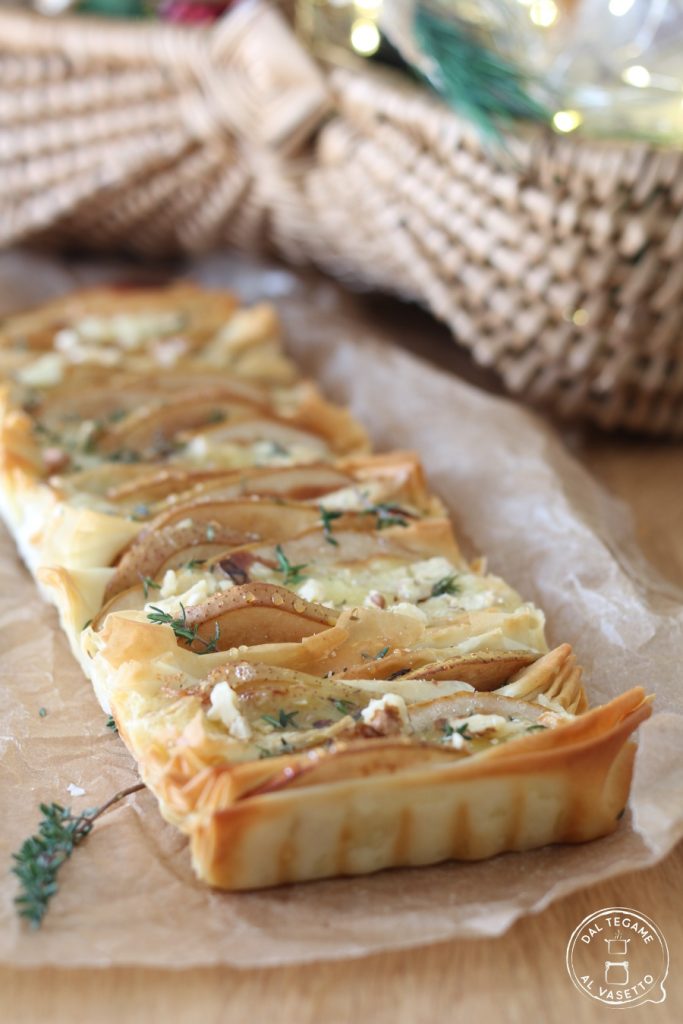 Herzhafter Kuchen aus Blätterteig, Birnen und Käse in der Heißluftfritteuse gebacken