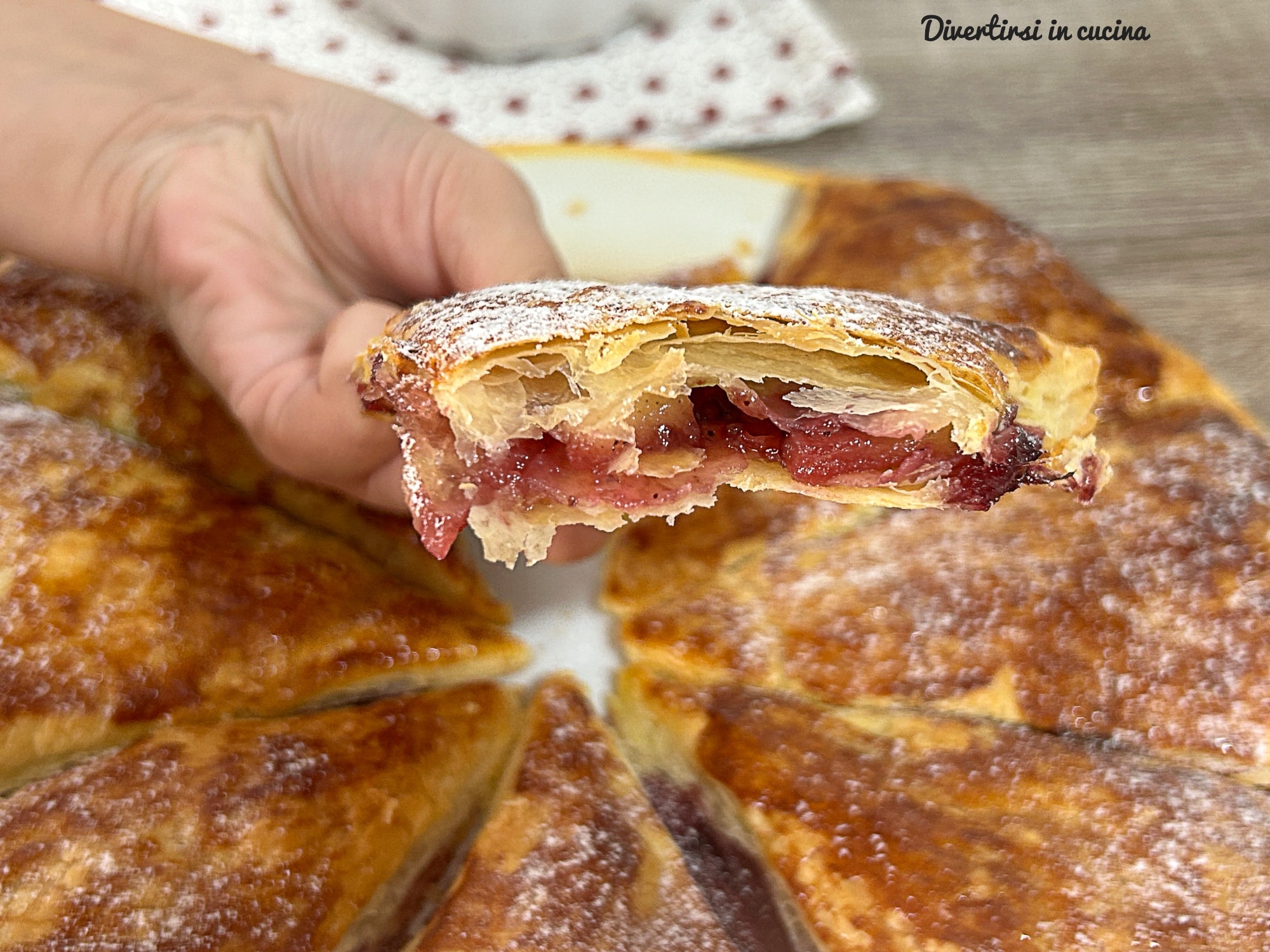 Blätterteigkuchen mit Marmelade und Äpfeln