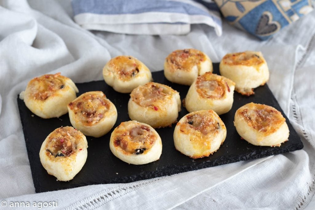 Blätterteigschnecken mit Ricotta und Oliven
